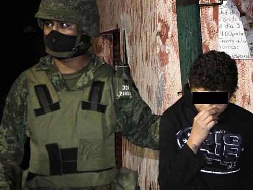 Soldado escolta Edgar Jimenez Lugo, conhecido como "El Ponchis" e acusado de servir a um cartel de drogas