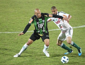 Mauricio Ramos (de branco) fez o gol do Palmeiras