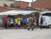 Moradores e frequentadores protestam contra fechamento de bar no Jacintinho