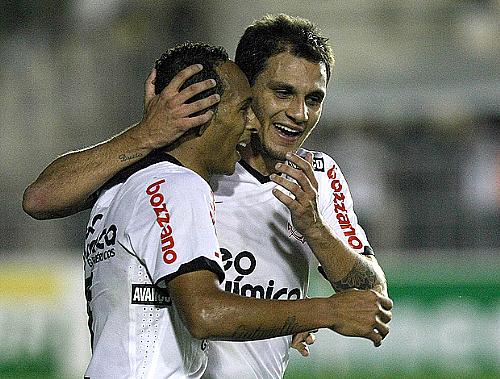 Liedson comemora o quinto gol dele no Brasileiro com Fábio Santos