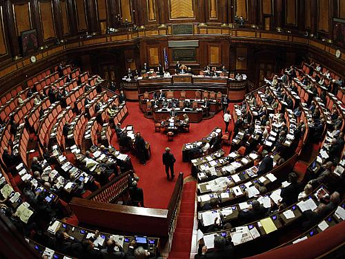 Senado italiano durante votação do pacote de corte de gastos contra déficit público