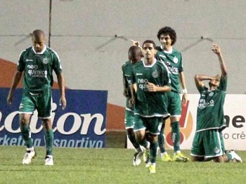 Jogadores do Goiás comemoram quebra de jejum no interior paulista