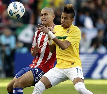 Neymar não se intimida e chega no corpo de Verón para tentar ficar com a bola para a Seleção Brasileira