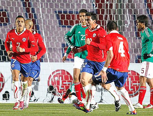 Paredes comemora gol de empate do Chile, que abriu caminho para a sofrida virada