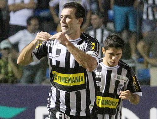 Fabricio comemora o primeiro gol do Ceará na goleada sobre o América-MG