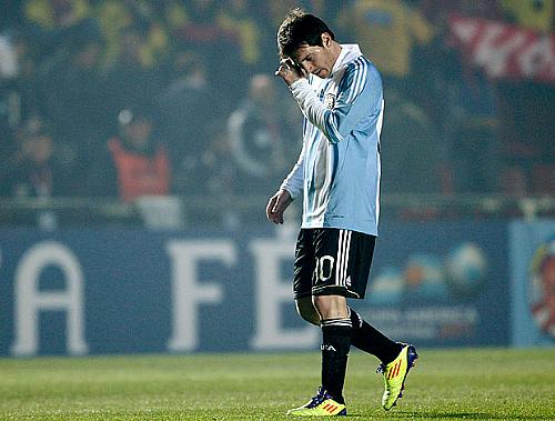 Cabisbaixo, Lionel Messi parece não acreditar em outro tropeço da seleção argentina