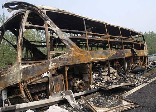 Ônibus pega fogo na China e 41 morrem