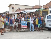 Moradores e frequentadores protestam contra fechamento de bar no Jacintinho