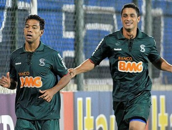 Wallyson (à direiita) corre para comemorar o gol do Cruzeiro