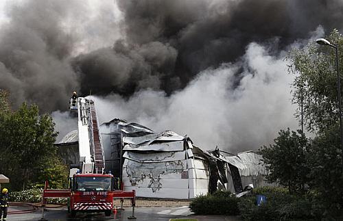 Bombeiros tentam apagar fogo no Sony Centre, em Enfield, Londres