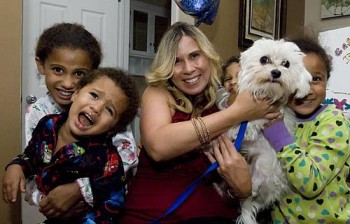 Monica Benson posa com seus filhos e o cão 'Caesar'