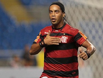 Ronaldinho Gaúcho comemora o gol da vitória do Flamengo
