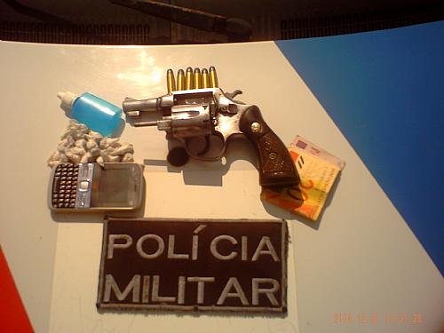 Polícia apreende arma e drogas em Boca da Mata