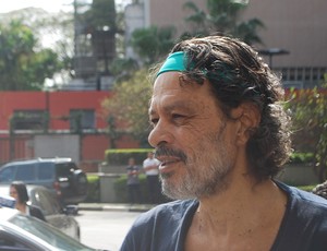 Sócrates na saída do hospital em São Paulo no sábado