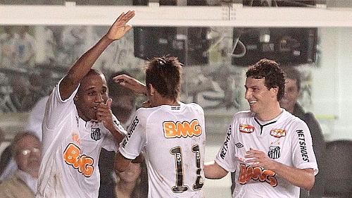 Autor de dois gols, Borges comemora com Neymar e é observado por Elano