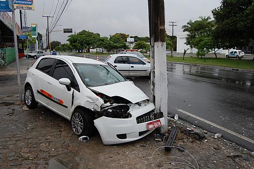 Acidente entre Celta e Táxi deixa dois feridos na F. Lima
