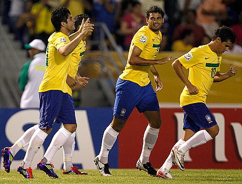 Henrique comemora primeiro gol do Brasil na partida