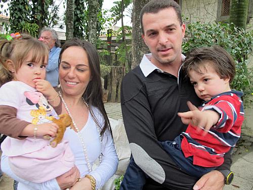 Zé Elias e a sua mulher, Renata, com os dois filhos do casal