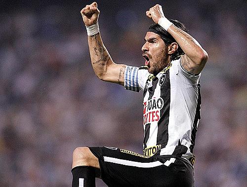 Loco Abreu comemora um dos gols do Botafogo