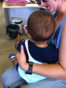 Bebê encontrado em curral comunitário recebe atendimento no Conselho Tutelar de São Sebastião, no Distrito Federal