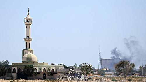 Fumaça ergue-se do complexo residencial de Kadhafi em Trípoli nesta terça-feira (23), durante o ataque rebelde