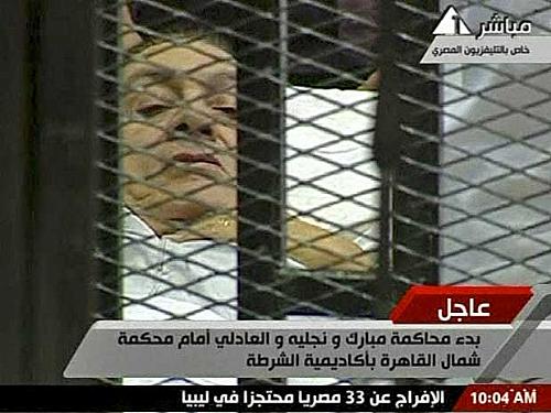 Hosni Mubarak está numa espécie de ‘jaula’no interior do prédio da Academia de Polícia do Cairo
