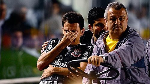 Fábio Santos sofre fratura na clavícula, após choque com Arouca