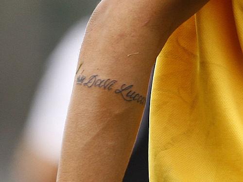 Neymar fez uma homenagem ao filho recém-nascido, tatuando o nome Davi Lucca no braço
