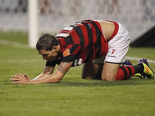 Thiago Neves não conseguiu comandar o ataque flamenguista diante do Atlético-GO