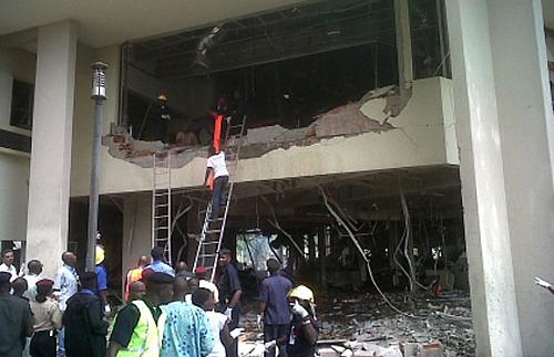 Equipes de emergência trabalham nesta sexta-feira (26) no local da explosão em Abuja, na Nigéria