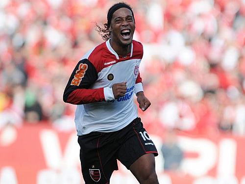 Ronaldinho marcou de falta, mas viu Damião arrancar um empate para o Inter de bicicleta