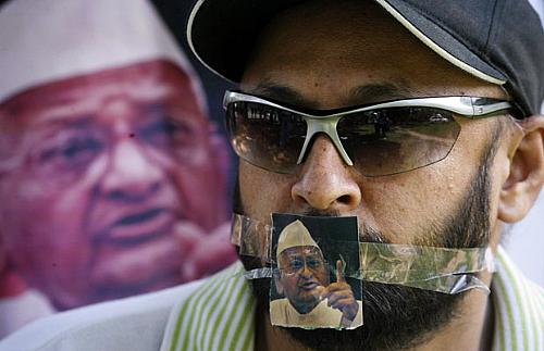 Ativista pró-Anna Hazare protesta contra corrupção na cidade de Chandigarh