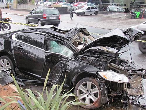 Jaguar XF ficou destruído após colidir com árvore
