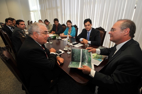 Renan recebe Ferraço e representantes do movimento no gabinete da liderança do PMDB