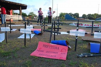 Cruzes representam mortes de mulheres em Alagoas