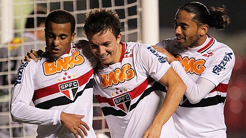Lucas, Dagoberto e Carlinhos Paraíba comemoram gol do São Paulo sobre o Ceará