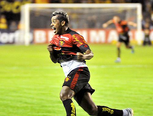 Marcelinho Paraíba comemora o primeiro gol do Sport contra o Náutico