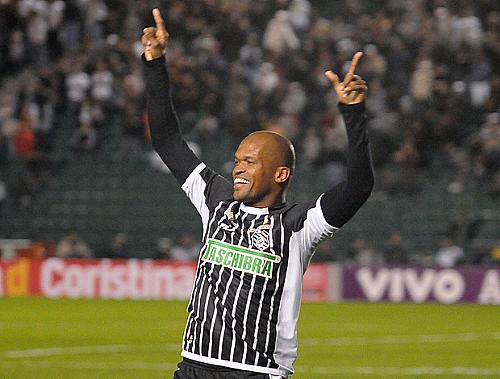 Edson Silva comemora o seu gol, o primeiro do Figueirense contra o Botafogo