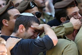 Israelenses choram durante enterro de soldado de 22 anos morto em ataque, em cemitério militar de Jerusalém, nesta sexta (19)