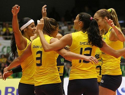 As meninas brasileiras celebram mais um ponto na categórica vitória sobre o Japão