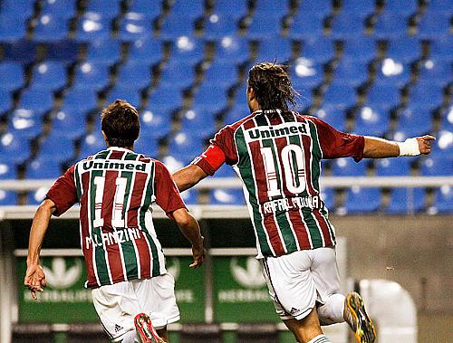 Lanzini e Rafael Moura comemoram gol do Flu: dupla esteve em grande noite