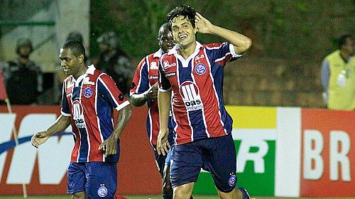 Fahel marca de cabeça e comemora o gol da vitória sobre o Atlético-GO no Pituaçu