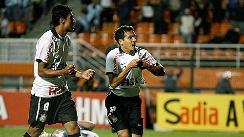 Ramon comemora o terceiro gol do Corinthians contra o Grêmio