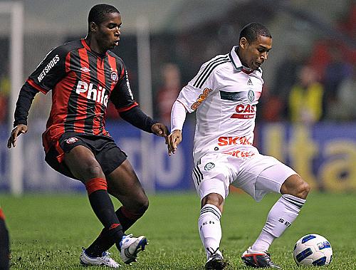 Adailton, do Atlético-PR, e Gabriel Silva, do Palmeiras, em disputa de bola