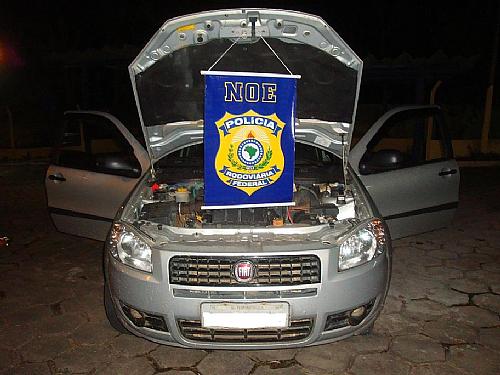 PRF prende foragido da Justiça com carro roubado