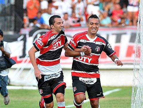 Thiago Cunha comemora o gol da vitória tricolor no Mundão do Arruda