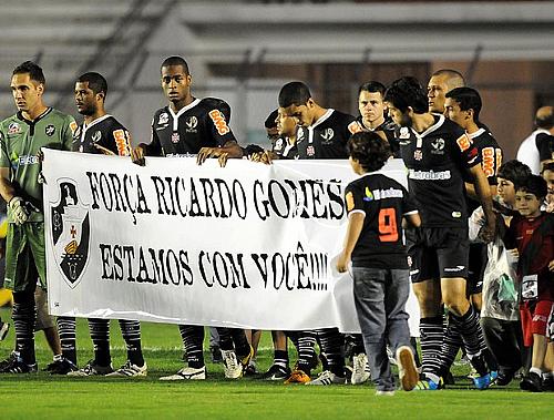 Jogadores do Vasco entram em campo com faixa para Gomes