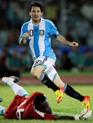 Messi dá trabalho ao goleiro Ayenugba