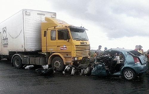 Acidente deixa um morto e três feridos na BR-101, em Pernambuco