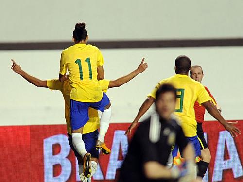 Lucas e Neymar brilharam na noite desta quarta-feira com dois gols contra a Argentina